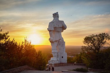 Kübizm. Sanat konusunda hava atan, Sviatogorsk, Kutsal Dağ Anıtı