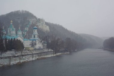 Sis ile manzara. Seversky Donets, kutsal dağlar ve Sviatogorskaya Lavra Sviatogorsk.