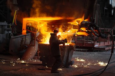 Külçe döküm, çelik üreticisi. Elektrik ark ocağı dükkanı EAO. Metalurji üretim.