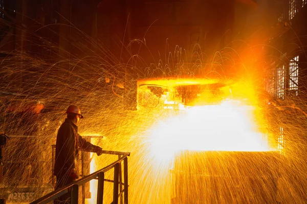 Külçe döküm, çelik üreticisi. Elektrik ark ocağı dükkanı EAO. Metalurji üretim.