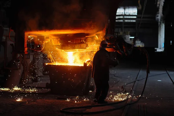 アルミインゴットの鋳造での鉄鋼メーカー 電気アーク炉ショップ電気炉 冶金生産 — ストック写真