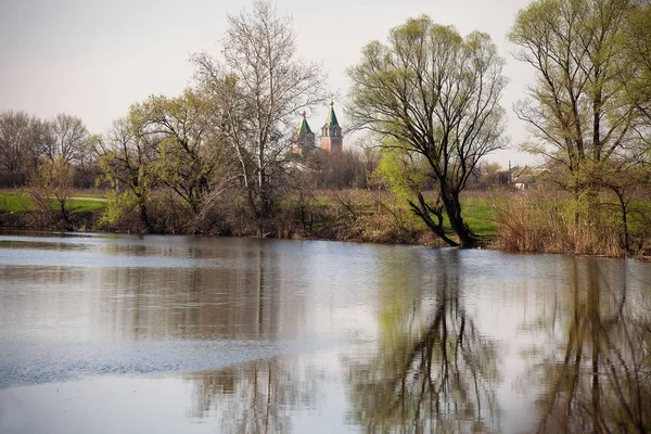 Paisagem Com Igreja Ortodoxa Junto Rio — Fotografia de Stock