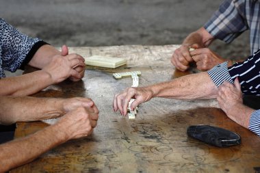 Domino oyunları oynayan insanlar