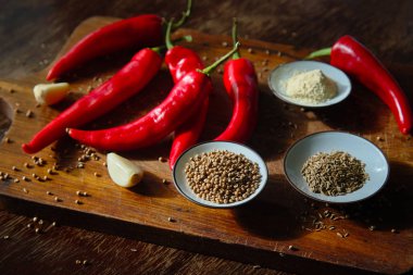 Kırmızı acı biber baharat tablo ile