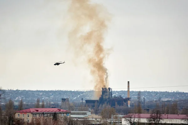 Військовий вертоліт над містом. Донбас Україна — стокове фото