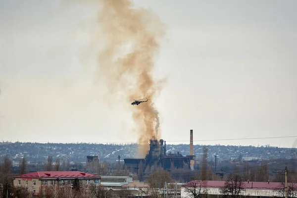 Военный вертолет над городом . — стоковое фото