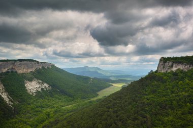 Doğa: Dağlar ve gökyüzü bulutlar. 