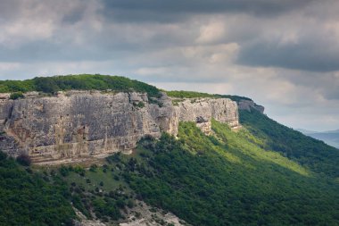   Doğa: Dağlar ve gökyüzü bulutlar. 