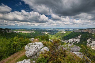 Doğa: Dağlar ve gökyüzü bulutlar. 