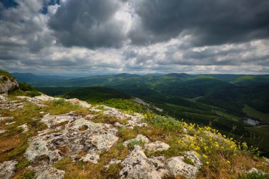 Doğa: Dağlar ve gökyüzü bulutlar. 