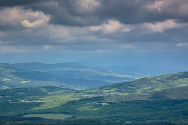   Doğa: Dağlar ve gökyüzü bulutlar. 