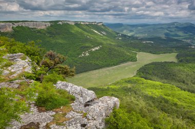 Doğa: Dağlar ve gökyüzü bulutlar