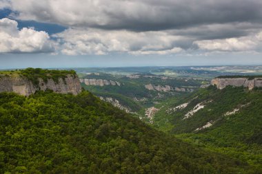 Doğa: Dağlar ve gökyüzü bulutlar