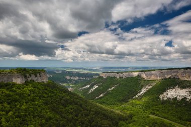 Doğa: Dağlar ve gökyüzü bulutlar. 