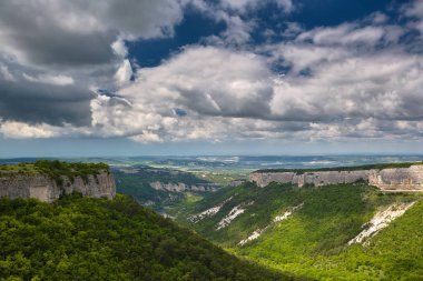 Doğa: Dağlar ve gökyüzü bulutlar. 