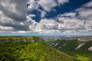 Doğa: Dağlar ve gökyüzü bulutlar. Mangup - Kale, Crimea