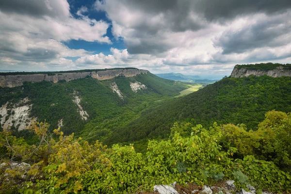 Doğa: Dağlar ve gökyüzü bulutlar. 