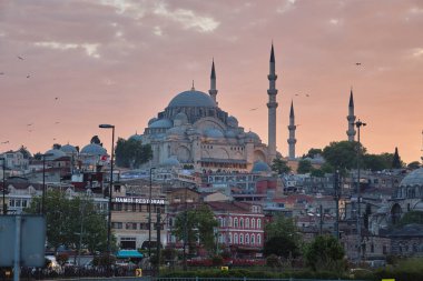   Eminönü. Sultanahmet, İstanbul gün batımında. Türkiye'ye Seyahat.