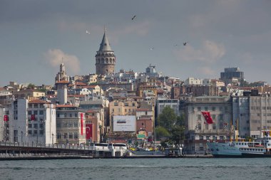 Haliç, Karaköy ve Galata Kulesi manzarası. İstanbul, Türkiye'ye Seyahat