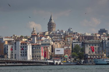 Haliç, Karaköy ve Galata Kulesi manzarası. İstanbul, Türkiye'ye Seyahat