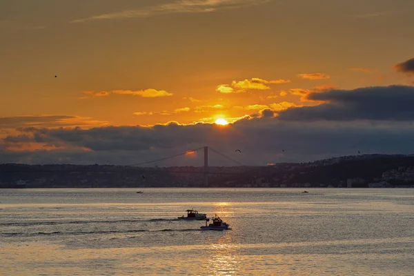 Barcos en el Bósforo al amanecer. Turismo, viajes . — Foto de Stock