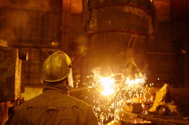 Döküm Atölyesi'nde döküm goterlerinde metalurjistler, Metalurji üretimi