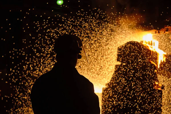 Metallurgisti alla colata lingotti in Fonderia Shop — Foto Stock