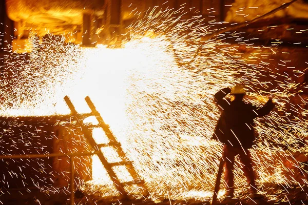 Metallurgisti alla colata lingotti in Fonderia Shop — Foto Stock
