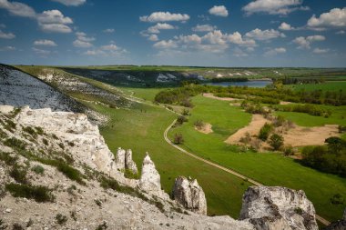  Tebeşir kayalıkları ile Manzara. Geç Kretase. Bulutlarla manzara.