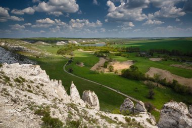  Tebeşir kayalıkları ile Manzara. Geç Kretase. Bulutlarla manzara.