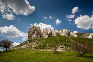  Tebeşir kayalıkları ile Manzara. Geç Kretase. Bulutlarla manzara.