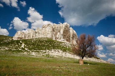  Tebeşir kayalıkları ile Manzara. Geç Kretase. Bulutlarla manzara.