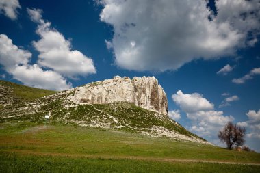  Tebeşir kayalıkları ile Manzara. Geç Kretase. Bulutlarla manzara.