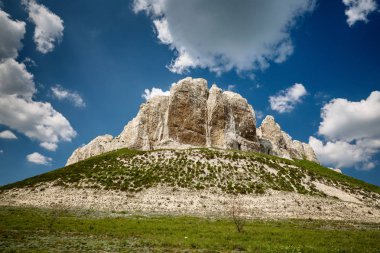  Tebeşir kayalıkları ile Manzara. Geç Kretase. Bulutlarla manzara.