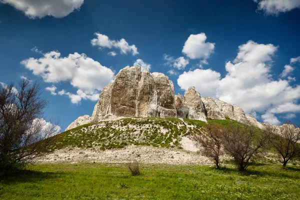 Tebeşir kayalıkları ile Manzara. Geç Kretase. Bulutlarla manzara.