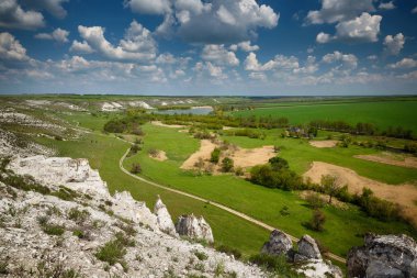 Tebeşir kayalıkları ile Manzara. Geç Kretase. Bulutlarla manzara.