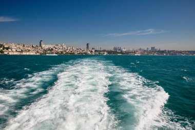 Tekne, deniz, martılar ve İstanbul şehri