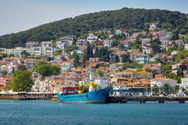 İskelede gemi. Heybeliada, Marmara Denizi'ndeki Prens Adaları (Adalar). Istanbul.