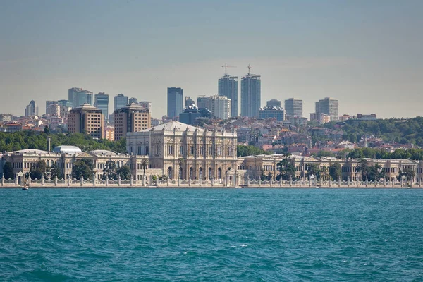 Tenger, csónak. Dolmabahce palota. Istanbul, Törökország — Stock Fotó