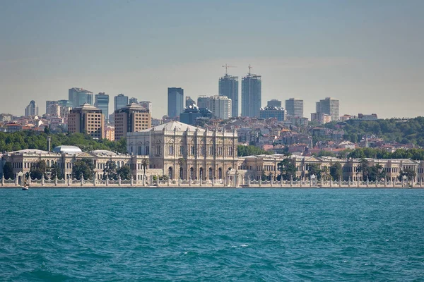 Mar, barco. Palacio Dolmabahce. Estambul, Turquía — Foto de Stock