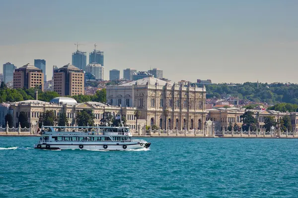 El barco de mar navega. Viajar, Estambul, Turquía — Foto de Stock