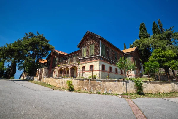 Adadaki eski manastır. Isa Rum Manastiri, Büyükada, Prens Adaları, İstanbul.