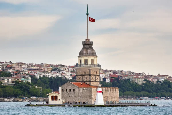 Torony a tengerben. Maiden 's Tower in Istanbul, Törökország — Stock Fotó