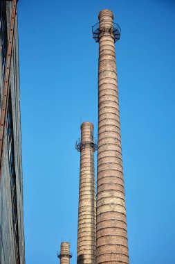 Fabrikadaki tuğla bacalar. Endüstri, ekoloji.