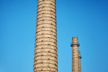 Fabrikadaki tuğla bacalar. Endüstri, ekoloji.