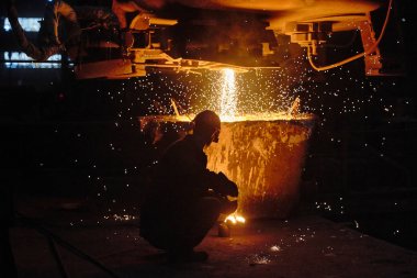 Ingot Cast 'te çelikçi. Elektrikli ark fırını EAF. Metalürji.