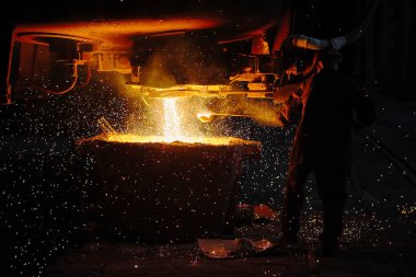 Ingot Cast 'te çelikçi. Elektrikli ark fırını EAF. Metalürji.