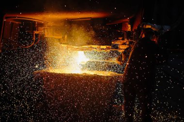 Ingot Cast 'te çelikçi. Elektrikli ark fırını EAF. Metalürji.