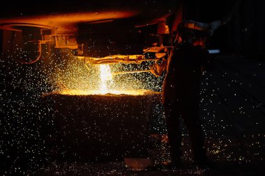 Ingot Cast 'te çelikçi. Elektrikli ark fırını EAF. Metalürji.