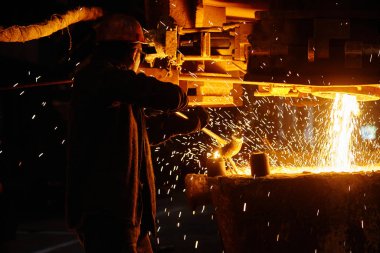 Ingot Cast 'te çelikçi. Elektrikli ark fırını EAF. Metalürji.